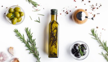 Dağınık spicies ile beyaz arka plan üzerinde biberiye ile şişe de taze zeytin ve yağ, üst görünümü