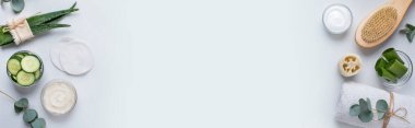 Vejetaryen güzellik malzemeleri. Gri, panorama, kopyalama alanı üzerine eko doğal kozmetik ürünleri ve banyo aksesuarları.