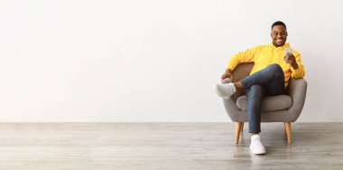 Harika bir uygulama. İçerikli Siyah Adam Akıllı Telefon Reklamları Yeni Mobil Uygulama Kullanıyor, Çevrimiçi Mesajlaşma Koltukta Oturuyor Kapalı Kapalı Kapalı Kapılar 'ın yanında. Modern Mobil İletişim, İnsanlar ve Gadget