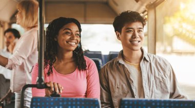 İki arkadaş bir otobüste yan yana oturur, gün ışığı pencerelerden içeri akarken birbirlerine gülümser ve eğlenirler. Sahne rahatlatıcı ve keyifli bir yolculuk yakalar..