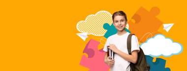 Neşeli bir çocuk, neşeli bulmaca parçaları ve bulutlarla süslenmiş canlı turuncu bir arka plan karşısında duran kitaplar ve bir sırt çantası tutuyor. Bu sahne okulun heyecanını yakalıyor..