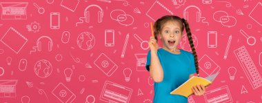 At kuyruklu genç bir çocuk renkli okul temalı bir ortamda sevinç ve merakını ifade eden bir defter ve kalem tutuyor. Parlak ve oyuncu, arka planda eğitim simgeleri yer alıyor.