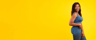 Aşılanmış Afrikalı Kadın Pozisyonu Kapalı 19 Antiviral Aşı yaptıktan sonra Sarı Arkaplanda Yapışkan Bandajlı Kolu Gösteriyor. Panorama, uzayı kopyala. Coronavirus 'a karşı aşımı yaptırdım.