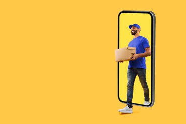 Büyük Telefon Ekranından çıkan Arap Kurye Paket Kutusu taşıyan Sarı Stüdyo Arkaplanı 'na paket getiren adam. Teslimat Servisi, akıllı telefonunuz için mobil uygulama. Kare Vuruş