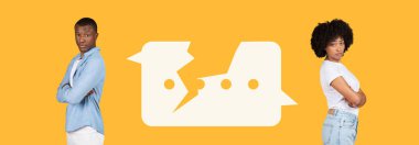 Bu kolaj, iki kişinin sırt sırta verip bir anlaşmazlık hissi uyandırmasını içeriyor. Parlak sarı arka plan iletişimdeki yanlış anlaşılmaları ve gerilimi arttırır..