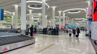 Dubai Uluslararası Havalimanı 'nın bagaj taşıma alanında hareketli bir sahne