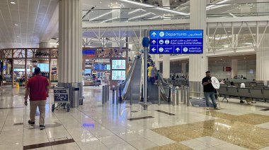 Dubai 'nin yoğun havaalanı sahnesinde hareketli gezginlerle dolu.