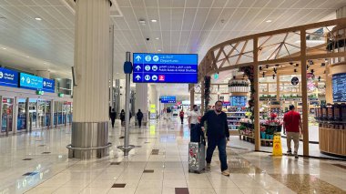Dubai Uluslararası Havaalanı 'nda yoğun gezginler hareket halinde.
