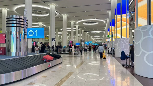 Dubai Havalimanı 'ndan bagaj almak için animasyon şeridi alanında gezginler kümesi