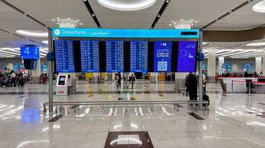 Dubai, BAE. 16 Eylül 2023 'te. Dubai Havaalanı 'nın kalkış panosu, dünya çapındaki yolculuklara rehberlik eden sinir merkezi.