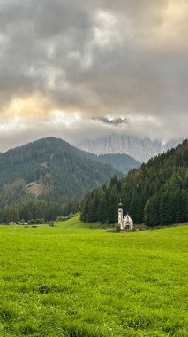 Ranui Kilisesi 'nde San Giovanni, bir Güney Tyrolean ikonu, Ranui Hof' u iki yüzlü güzelliğin ortasında taçlandırdı.