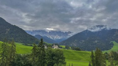 Santa Maddalena, Val di Funes-Alpine köyü ikonik kilise, çayır, orman patikaları, Tirolean cazibesi ve güzel manzaralı