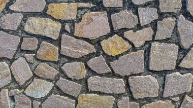 Pürüzsüz taş duvar dokusu, doğal renk ve desenleri zengin.