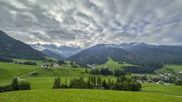 Santa Maddalena, Val di Funes-Alpine cazibesi, ikonik kilise, çayırlar, orman patikaları, Tirolean cazibesi bu pitoresk cennette gezintiye çıkıyor.