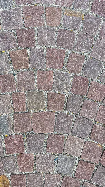 Tuğla geçidi titizlikle döşenmiş, eşsiz ses tonlarını ve dokularını sergiliyor.