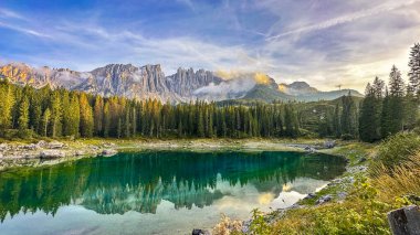 1519 metrede dinlenen Lago di Carezza, doğanın büyüleyici panoramasında gözler önüne serilen bir peri masalı olan görkemli Dolomitler tarafından çerçevelenmiş ladin ağaçları tarafından kucaklanan zümrüt sularıyla bir alp harikası.