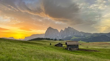 Dolomitler 'in Alpe di Siusi' si sabah ışığında kıyıya vuruyor ve İtalyan arazisini göz alıcı bir manzaraya dönüştürüyor.
