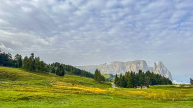 Dolomitlerin arasına yerleştirilmiş, büyüleyici bir ev dinleniyor. Çevrenin huzurlu güzelliği, huzur içinde yaşamanın cazibesini yansıtan bir görüntüdür.