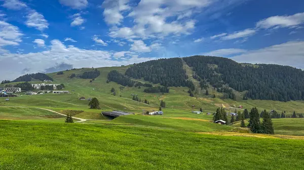 Resimli Dolomitler ve zümrüt otlaklar büyüleyici evlerle süslenmiş, İtalya 'nın dingin güzelliğini somutlaştırıyor.