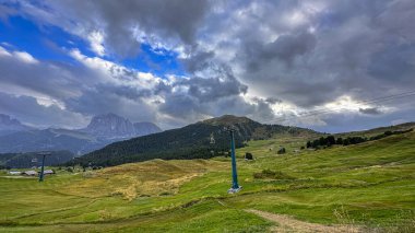 İtalya 'nın Dolomitlerindeki Seceda zirvesi nefes kesici bir manzarayı gözler önüne seriyor. Trentino Alto Adige, Avrupa. Sabah Alplerdeki görkemli Furchetta zirvesini gözler önüne seriyor..