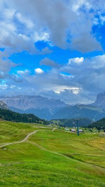 Seceda 'nın zirvesi, İtalyan Dolomitler, Trentino Alto Adige' de nefes kesici bir manzara. Sabah, Alplerdeki muhteşem Furchetta zirvesini gözler önüne seriyor..