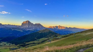 İtalya 'nın Dolomitlerindeki Seceda zirvesi nefes kesici bir manzara sunuyor. Trentino Alto Adige, Avrupa. Sabah, Alplerdeki görkemli Furchetta zirvesini gözler önüne seriyor..