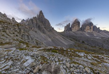 Tre Cime di Lavaredo 'da nefes kesen sonbahar gündoğumu, Dolomitler, İtalya, renkli canlı bir senfoni, doğanın büyüleyici bir fotoğrafında yer alan başyapıt.