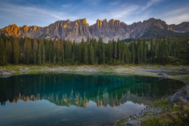 Lago di Carezza 'nın zümrüt suları, sisli ormanlar ve Latemar manzaraları benzersiz bir Alp büyüsü yaratır.