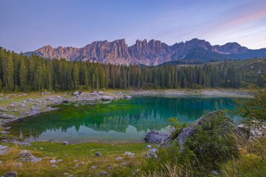 Zümrüt sular, sisli Spruce ormanları ve nefes kesici manzaralar Val d 'Ega' daki bir dağ cevheri olan Lago di Carezza. Turistler ve fotoğrafçılar arasında popülerliği, Güney Tyrol ve Dolomitler 'de insta-değerli' statüsünü aşarak gözde olmaya devam ediyor.