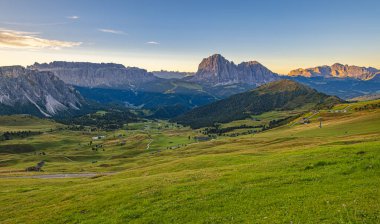Seceda zirvesi, Dolomitler, İtalya, Trentino Alto Adige, Avrupa 'da nefes kesici bir manzara gözler önüne seriliyor. Sabah güneşi Alplerdeki görkemli Furchetta zirvesini gözler önüne seriyor ve büyüleyici bir manzara yaratıyor.