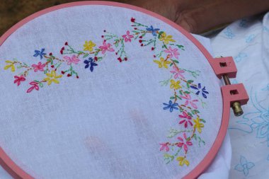 Horana, Kalutara, Sri Lanka - 30 Temmuz 2022: Tembel Daisy Dikişi ve diğer dikişlerle işlenmiş beyaz bir bez parçasına el nakışının yakın görüntüsü