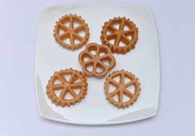 Beyaz bir tabağın tepesinde Kokis olarak bilinen az miktarda çıtır Sri Lanka yemeği.