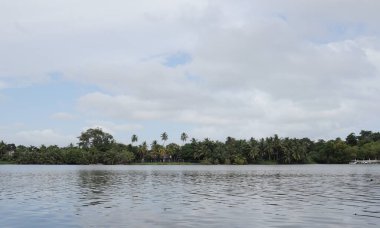 Kalutara, Sri Lanka - 15 Temmuz 2023 - Kalu Nehri 'nin (Kara Nehir) nehir manzarası