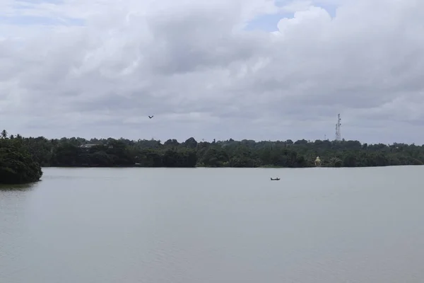 カルタラ スリランカ 7月15日2023 小さなボートセーリングを持つ黒川の眺め スリランカでは この川はカルガンガとして知られています — ストック写真