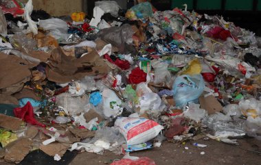 Horana, Sri Lanka - 25 Aralık 2023 - Ayrı ayrı seçilmeden geri dönüşüm için yollanacak bir yığın kentsel atık toplandı. Atık plastik, politen ve organik atık içeriyor.