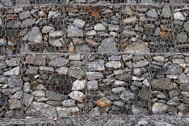 Yeni inşa edilen Gabion duvarları, bariyer duvarları olarak bilinir, granit kayalardan yapılmış altıgen tel örgüler, toprak kaymalarını önlemek için yakından görülebilir.