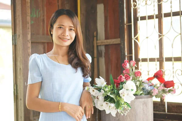 Šťastná Asijská Žena Kavárně — Stock fotografie