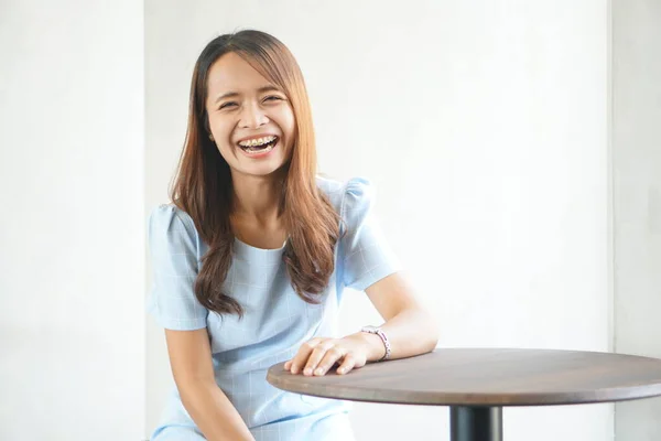 Gelukkig Aziatische Vrouw Een Koffie Winkel — Stockfoto