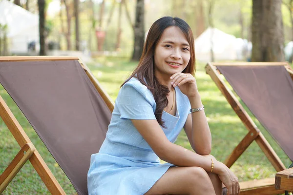 快乐的亚洲女人在露营椅上 — 图库照片