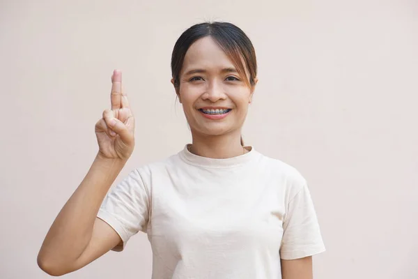 Asiático Mulher Segurando Dois Dedos Cruzados — Fotografia de Stock