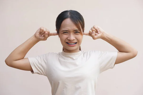 亚洲女人用手捂住耳朵 — 图库照片
