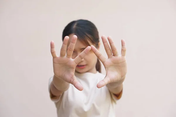 Asiatisk Kvinna Använder Sina Händer För Att Skydda Mot Inkommande — Stockfoto