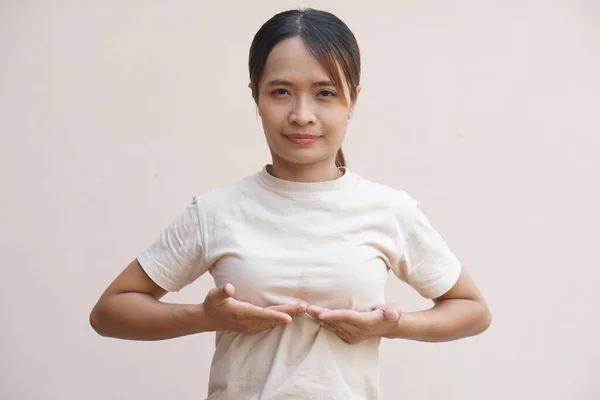 Mulher Asiática Com Dor Peito — Fotografia de Stock