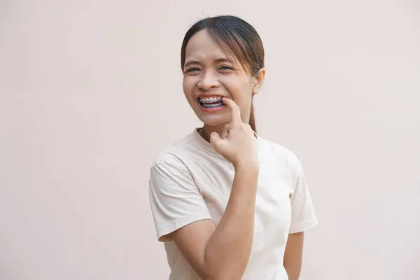 牙齿里塞满了食物残渣的亚洲女人 — 图库照片