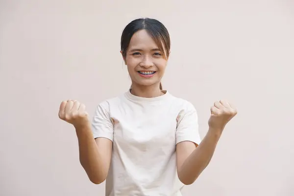 Asijská Žena Úsměvem Šťastně Plnění Úkolů — Stock fotografie