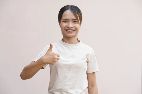 Mulher Asiática Sorrindo Feliz Realizando Tarefas — Fotografia de Stock