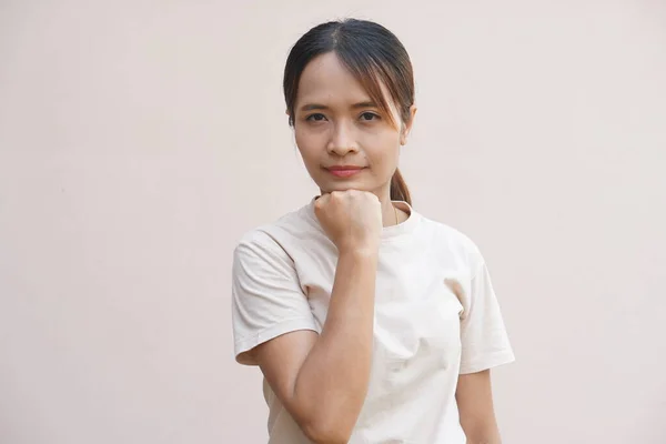 Düşünen Asyalı Bir Kadın — Stok fotoğraf