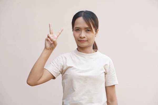 Asiatisk Kvinne Smiler Lykkelig Når Hun Utfører Oppgaver – stockfoto