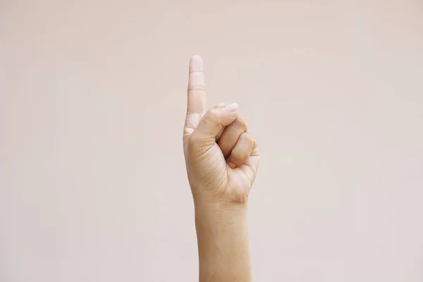 Азиатская Женщина Делает Руки Нажатие Кнопки — стоковое фото