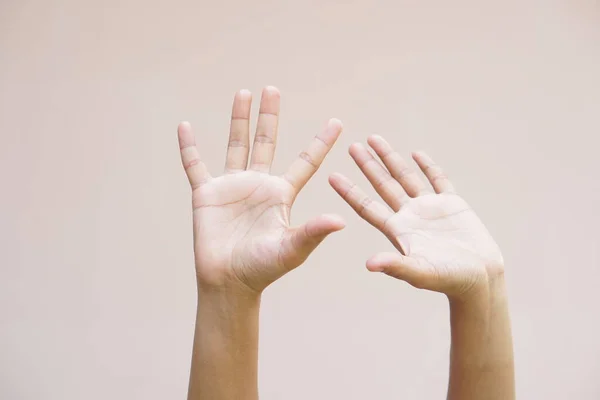 Asyalı Kadın Ellerini Kaldırıyor — Stok fotoğraf